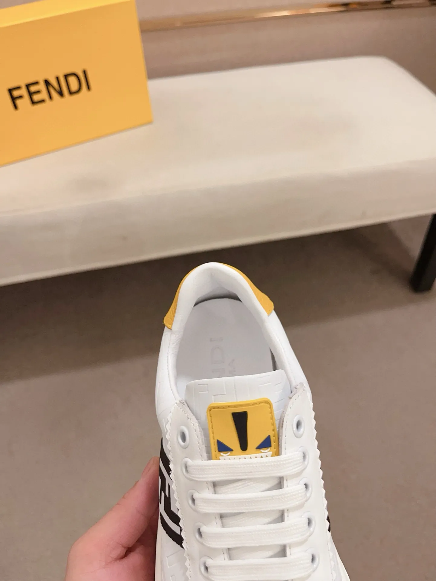 Men's shoes💰: 400💰[Fendi] Fendi's latest casual shoes for men! Available at counters simultaneously! A one-to-one replica of the original. All imported official website one-to-one cowhide fabric. The interior is made of top-grade sheepskin, and the original factory-supplied rubber outsole is used. Leading new fashion concepts. Matching code: 38-44. (can be customized for 45 non-refundable)